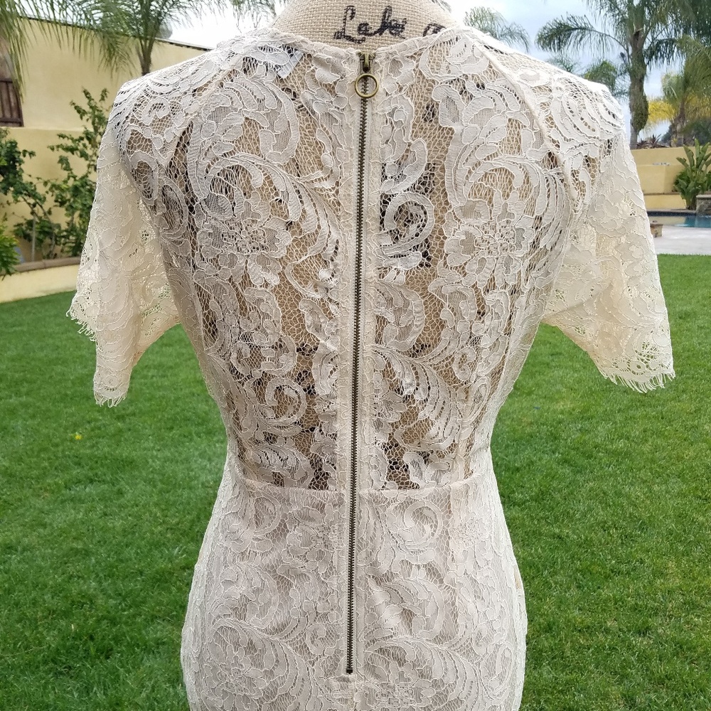 Lace dress - Picture 5 of 6